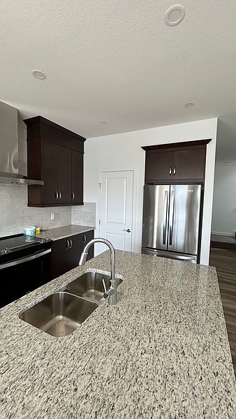 Calgary House for rent - 4 Bedrooms — photo 3