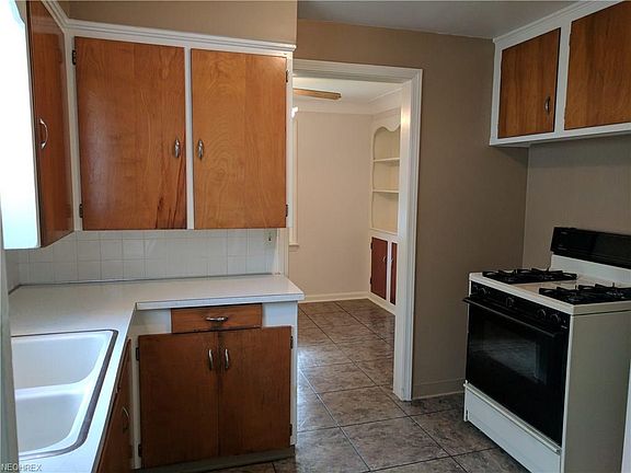 3rd image of 1207 Iroquois Ave
