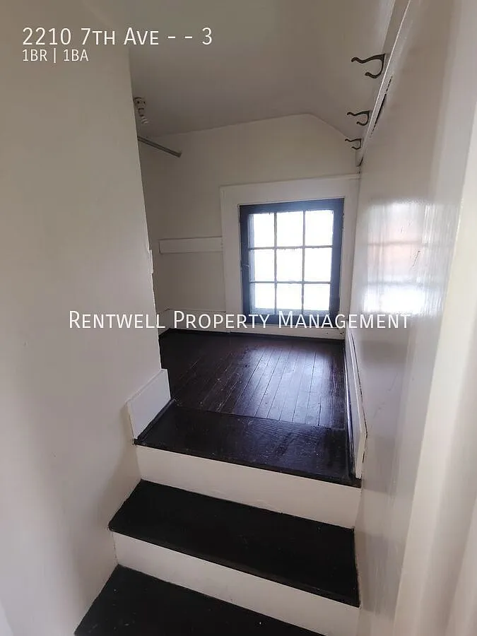 Charming 1-Bedroom Efficiency with Natural Light & Shared Yard — Photo 2