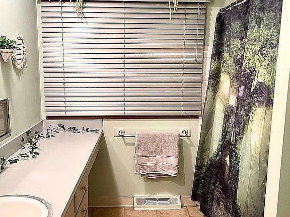 4th image of 2212 Camelot Dr