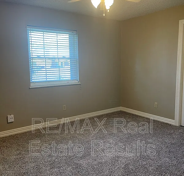 1810 Crouch St — Photo 13