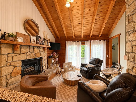 3rd image of 134 Woodbridge Dr