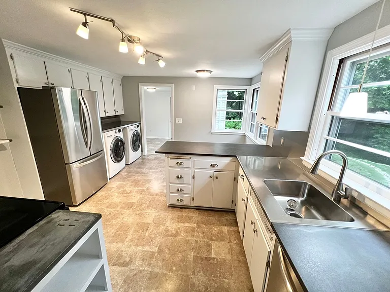 1360 Main St — Photo 10