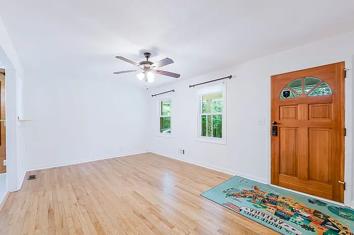 3 bed, 2.0 bath, 1374 sqft, $1,899 — Photo 3