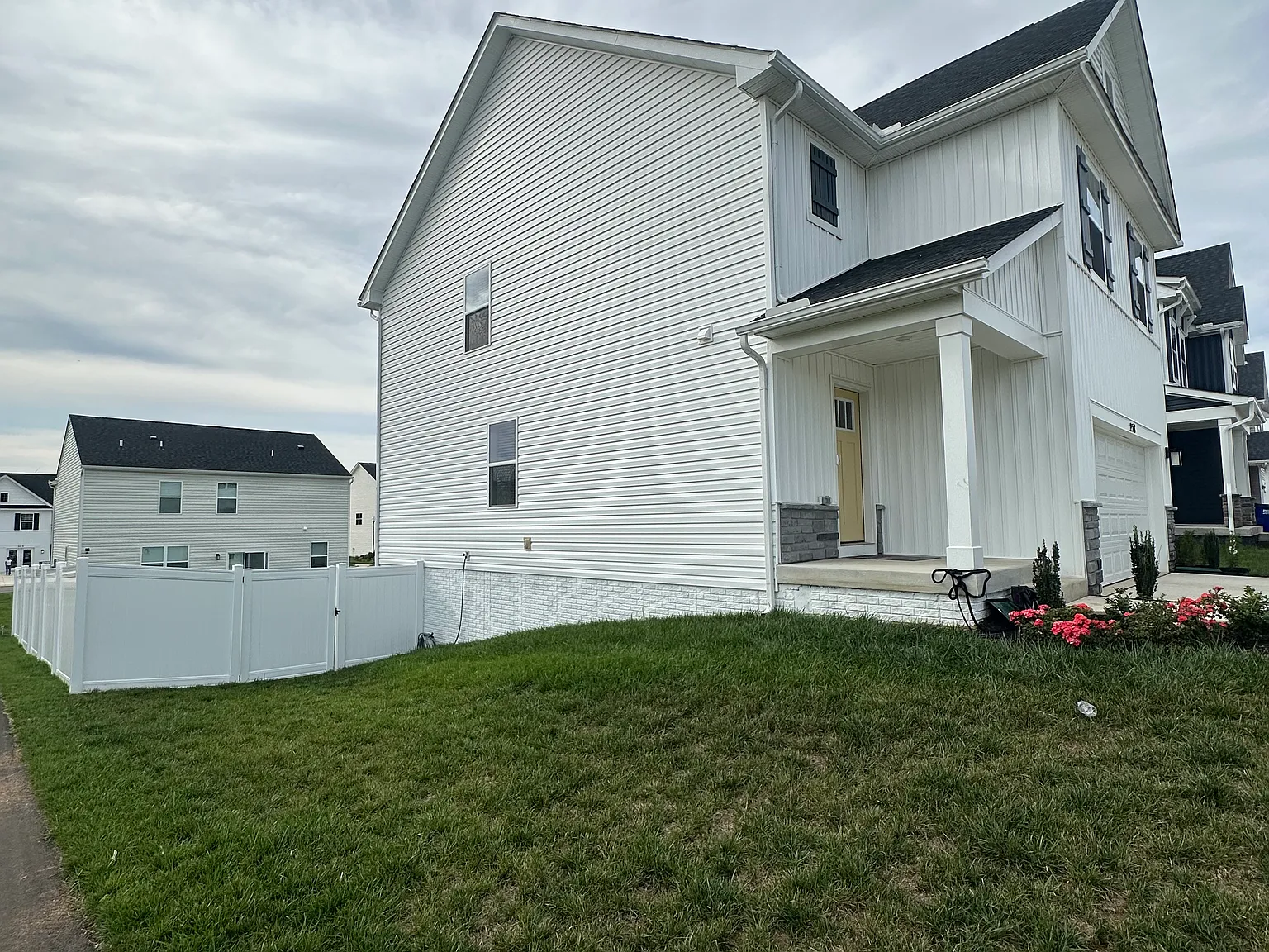 4 bed, 2278 sqft, $2,650 — Photo 3