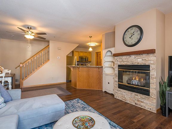 3rd image of 462 Mission Hills Way E