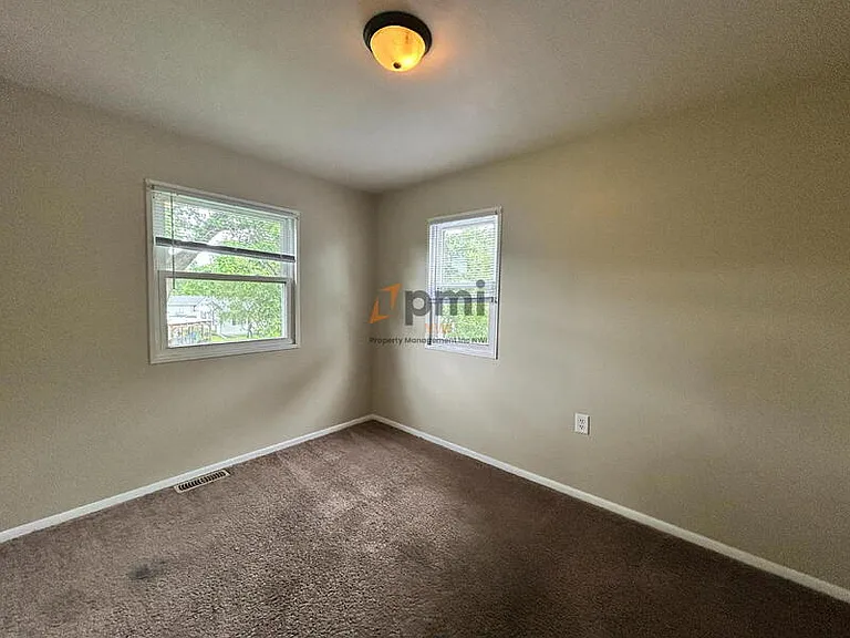 385 Briarwood Dr — Photo 10