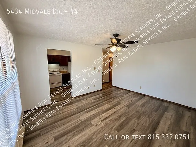 Nice upper 2 bedroom/1 bath in great location with coin laundry and off street parking — Photo 2