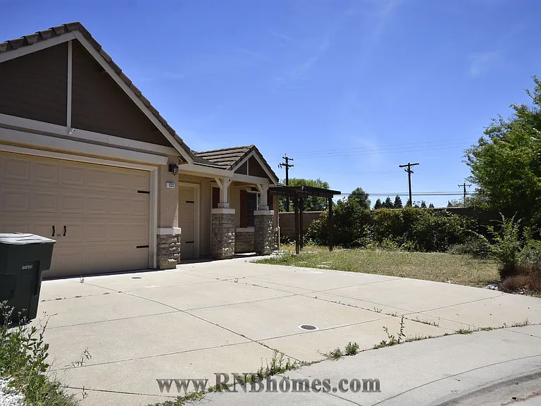 133 Marinette Ct — Photo 2