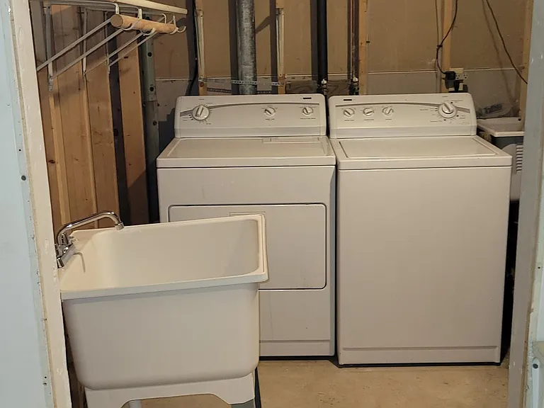 washer/dryer, utility sink