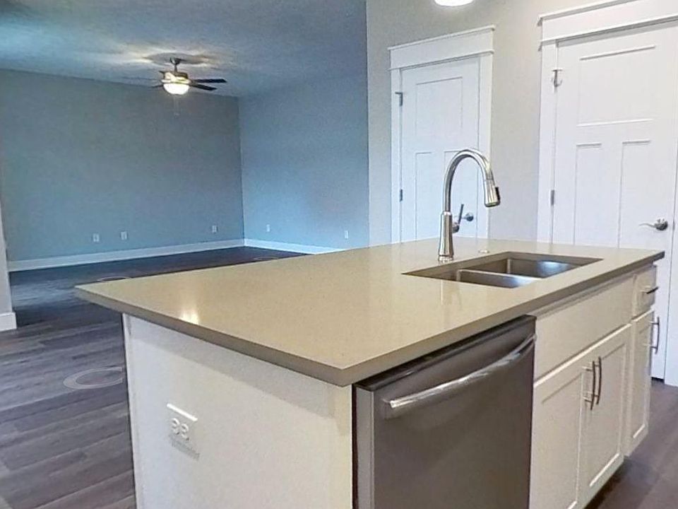 2nd image of 590 Tamarind Dr