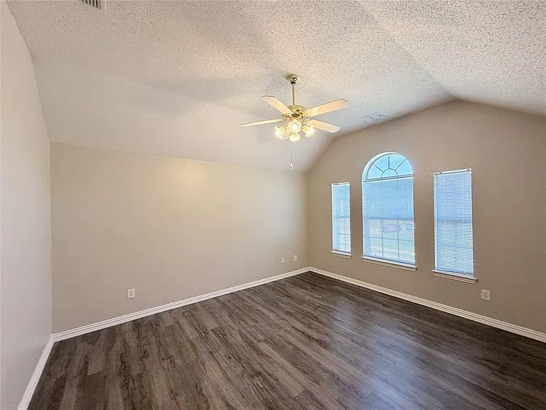 BEDROOM WITH LPV FLOORING, HIGH CEILING AND CEILING FAN