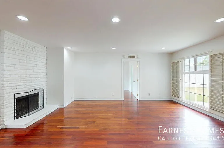 17155 Donmetz St — Photo 3