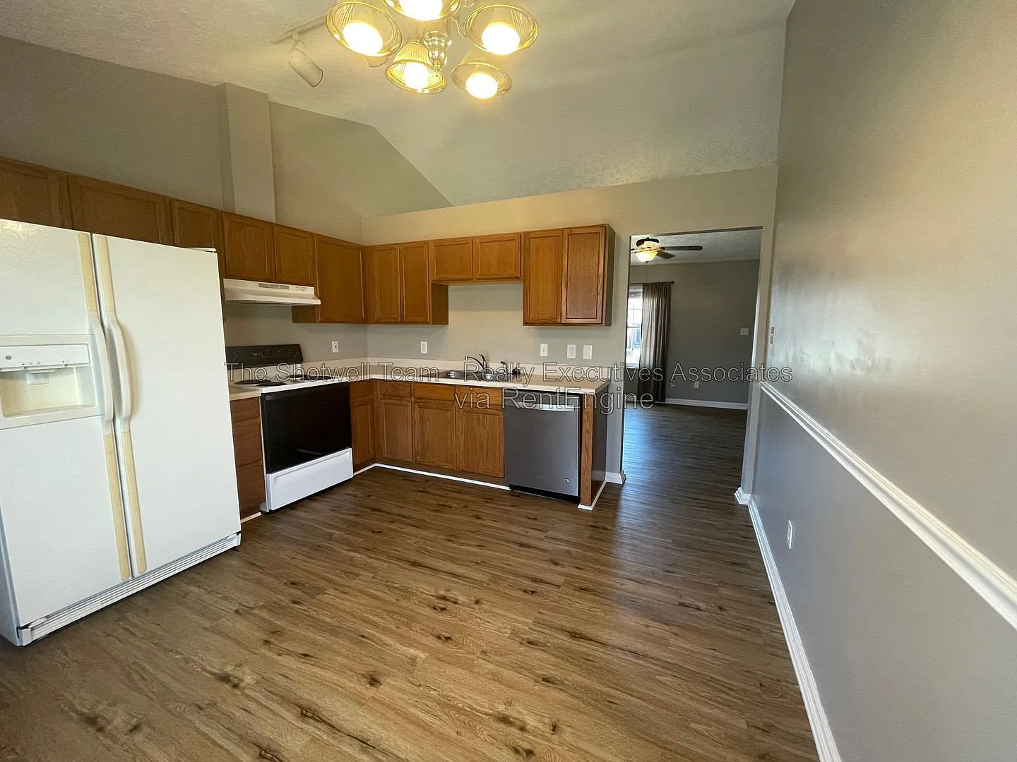 3 bed, 2.0 bath, 1132 sqft, $2,050 — Photo 3