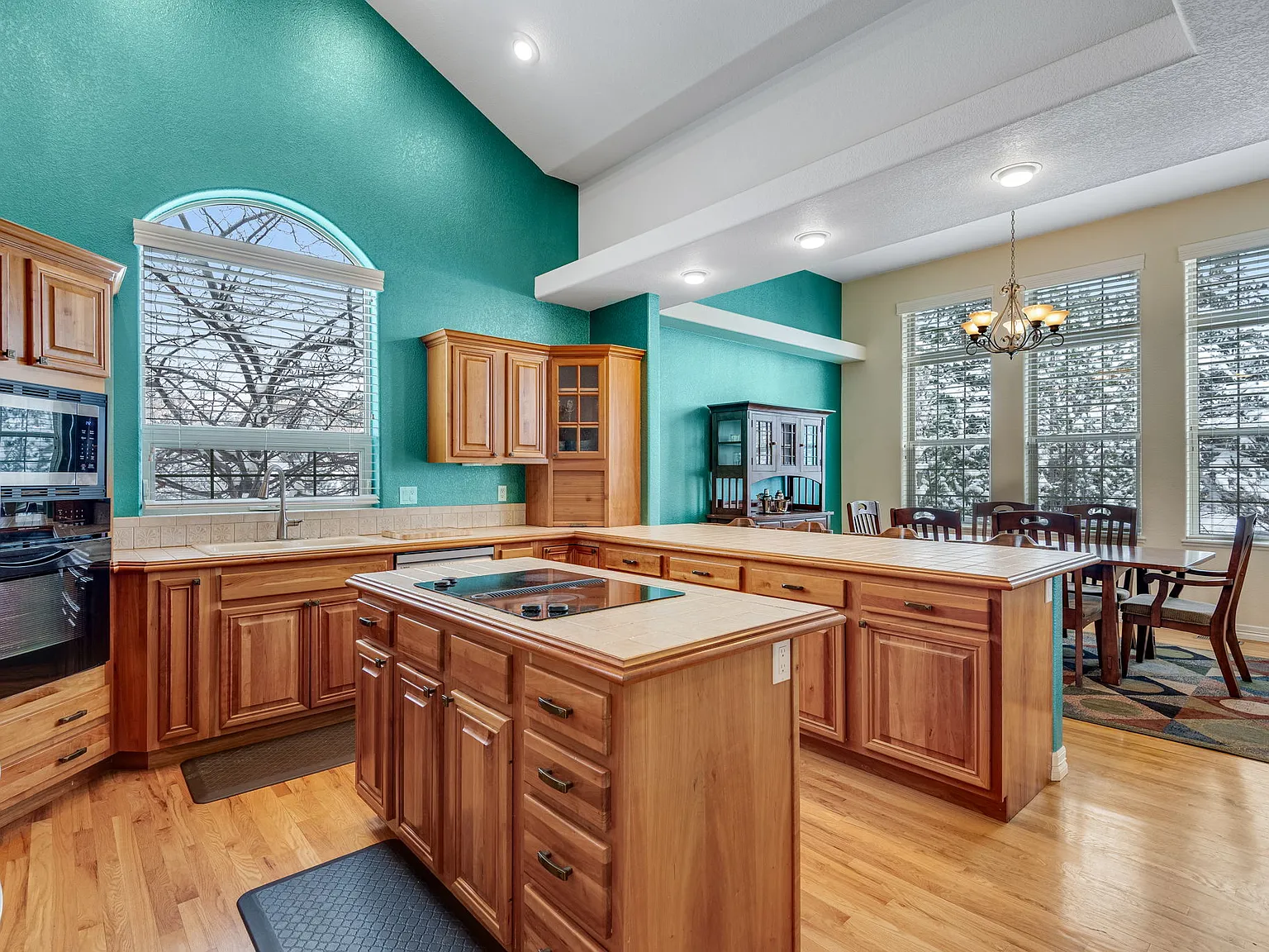 4 bed, 3.5 bath, 3350 sqft, $4,400 — Photo 1