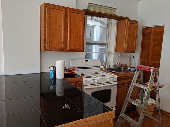 2nd image of 1420 N Western Ave Unit T2f