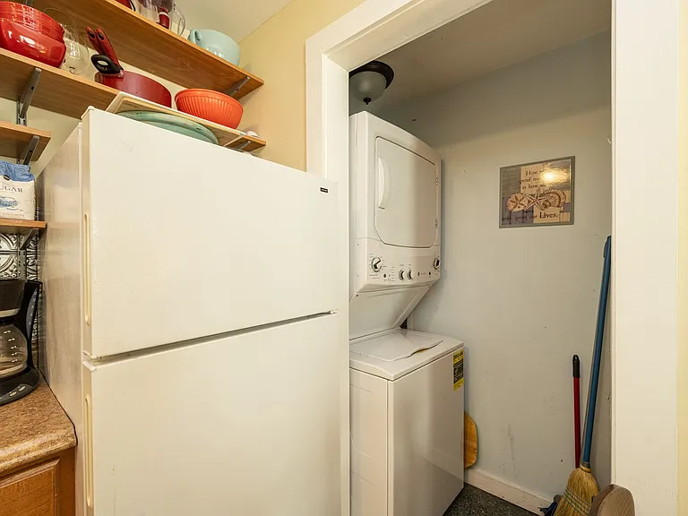 415 Julia St — Photo 8