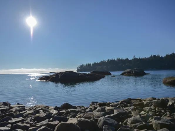 7643 Cove Beach Rd, Halfmoon Bay, BC V7Z 1C3