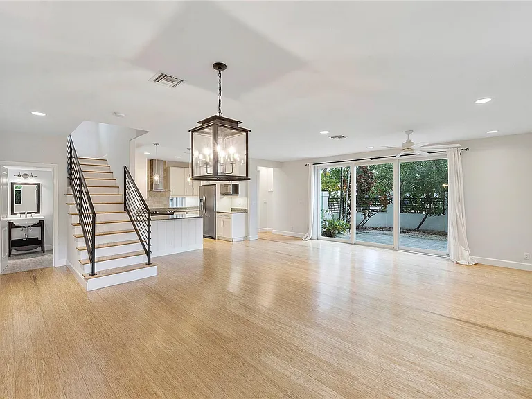 825 NE 17th Way — Photo 4