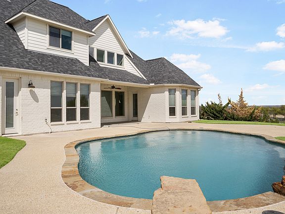 3rd image of 224 Bearclaw Cir