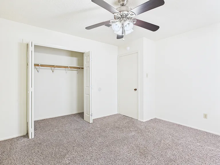 807 Frio Cir #B — Photo 10