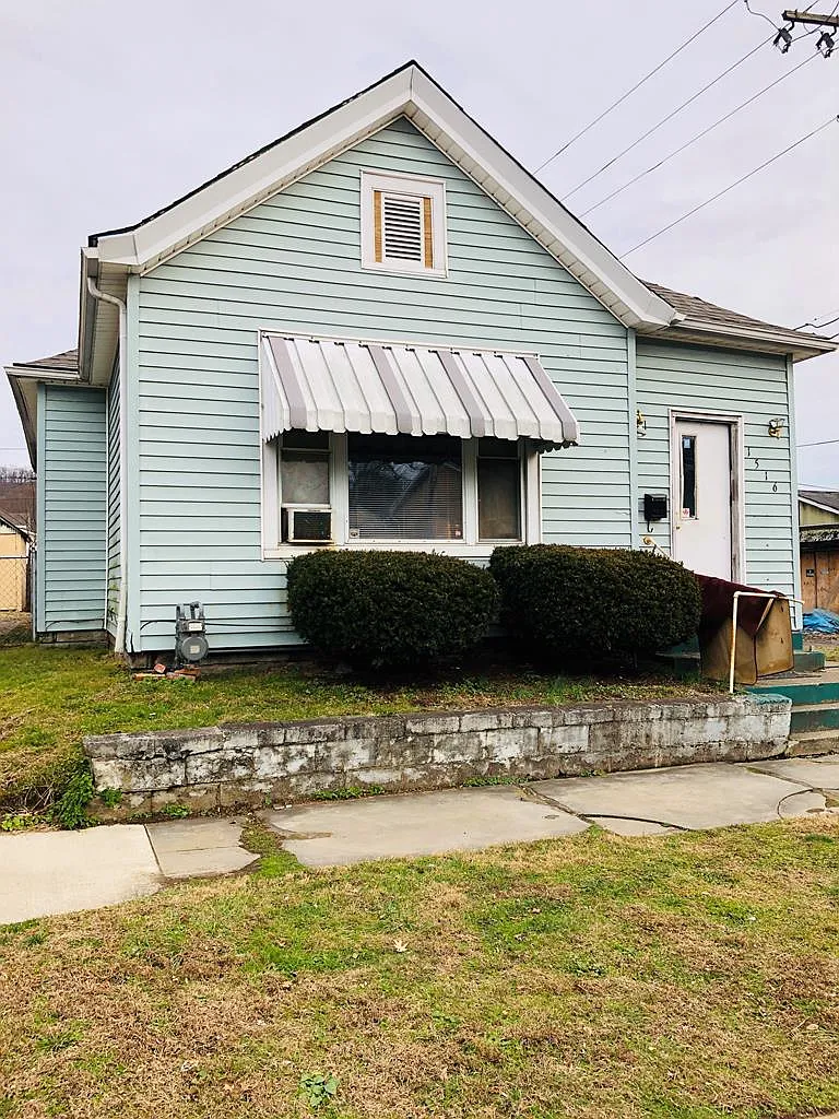 1516 Summit St photo 1