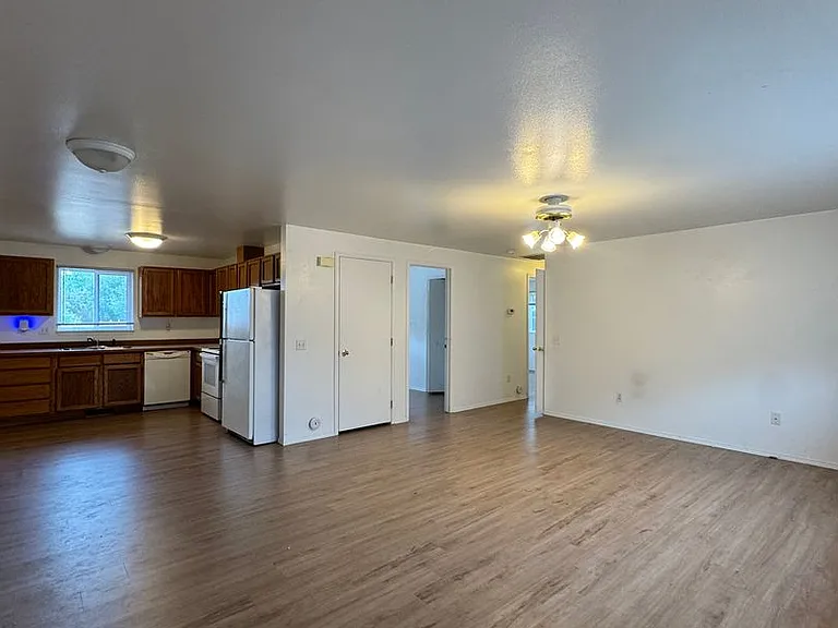 903 E White Birch Ave — Photo 2