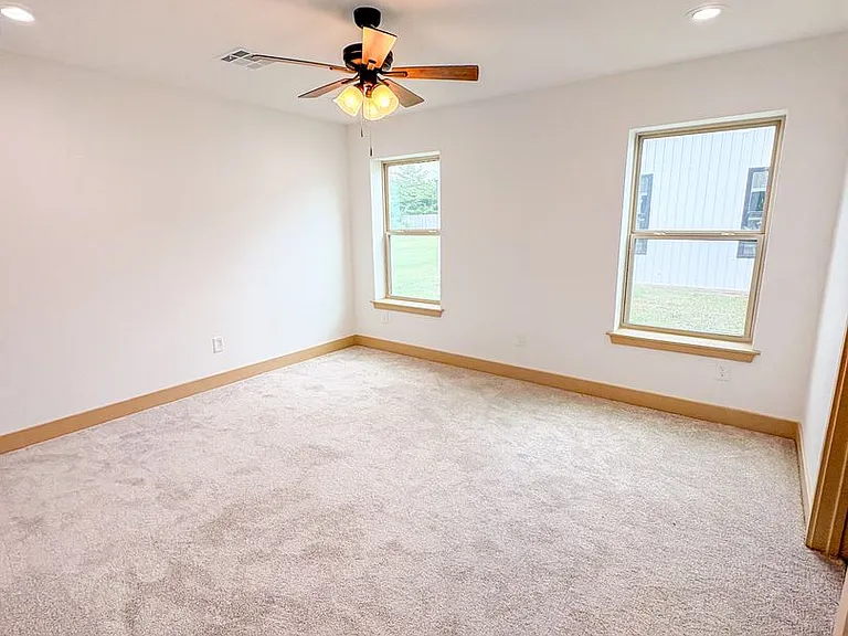 1105 E Navarro Ave — Photo 12