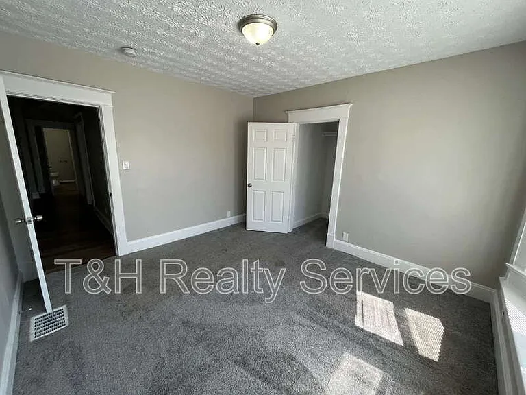 514 E 33rd St — Photo 15