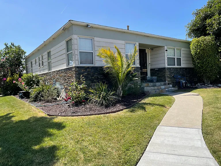 8200 Maitland Ave — Photo 1