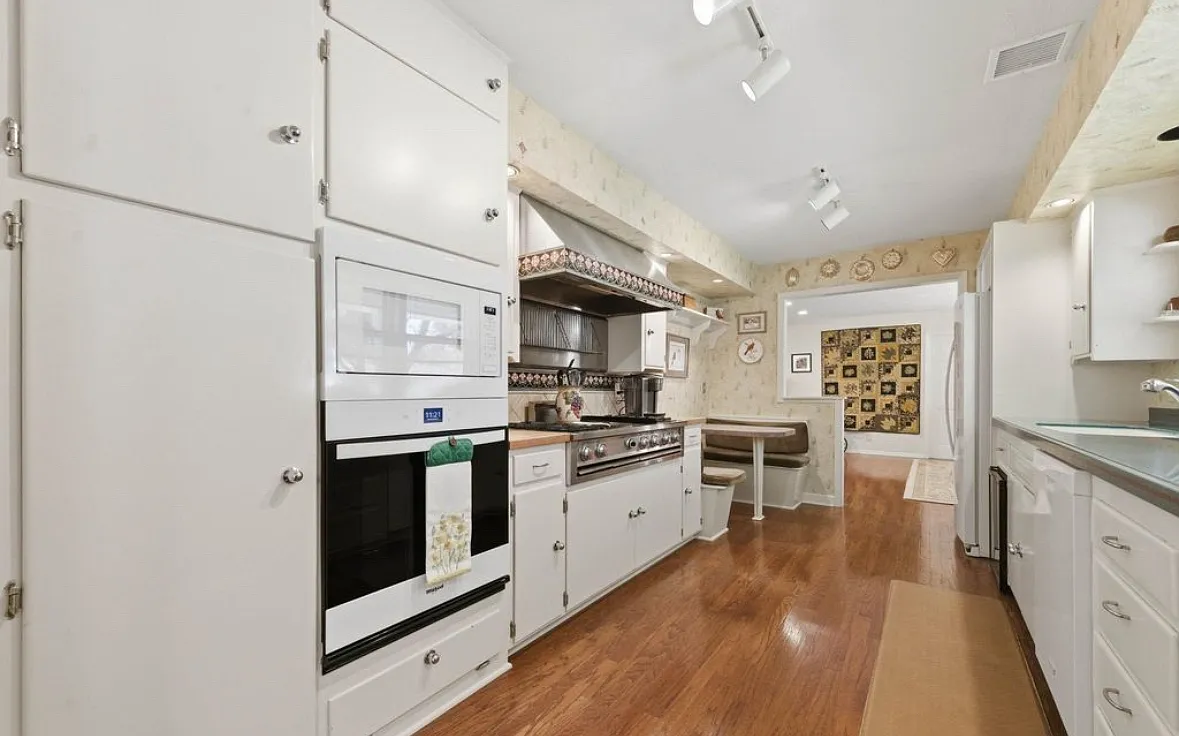 3 bed, 2.5 bath, 2316 sqft, $1,975 — Photo 1