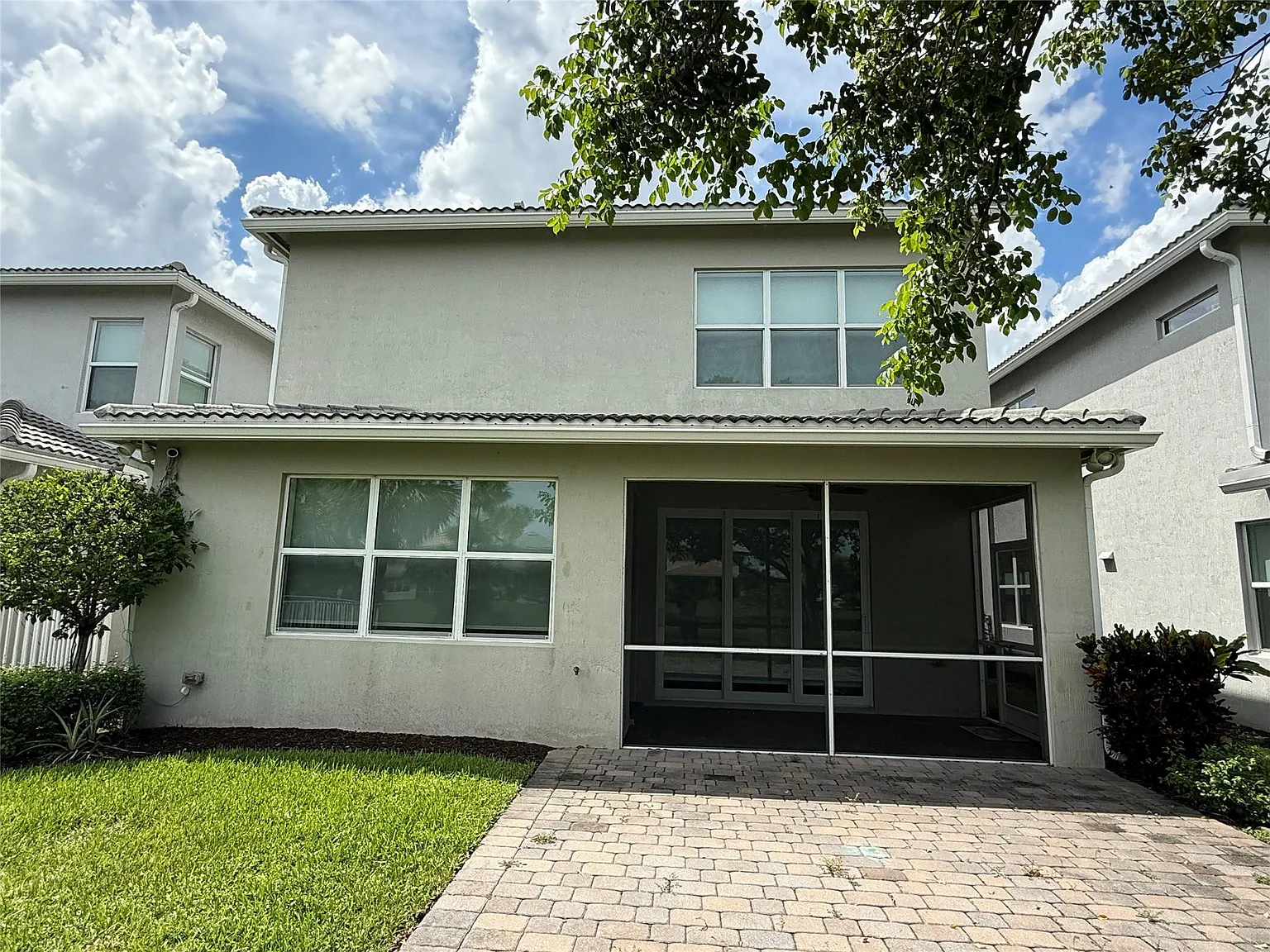 3 bed, 2.5 bath, 2220 sqft, $5,900 — Photo 2