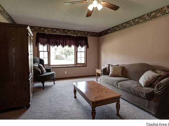 3rd image of 113 Hoelting St
