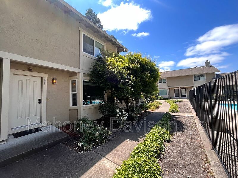 1st image of 133 Countrywood Ct
