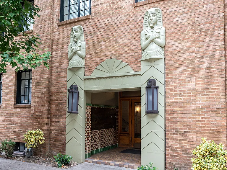 Manhattan Apartments — Photo 16