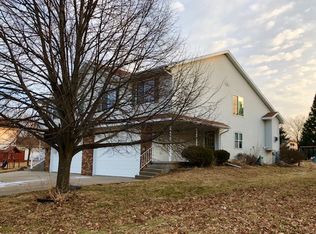 916A Sunset Dr, Cottage Grove, WI 53527