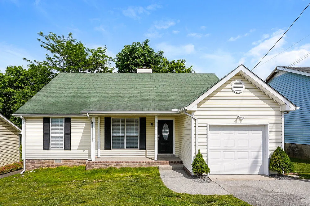 3 bed, 2.0 bath, 1278 sqft, $2,170 — Photo 1