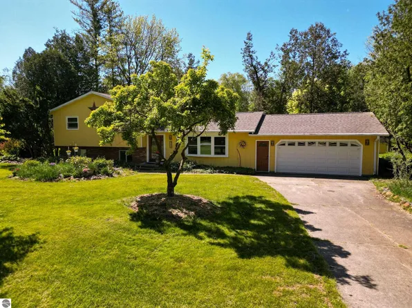 321 Cedar Dr, Mount Pleasant, MI 48858