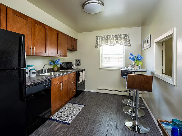 2-3 Stratford Apartments — Photo 5