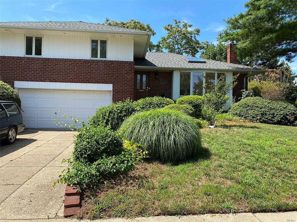 1st image of 975 Roxbury Dr