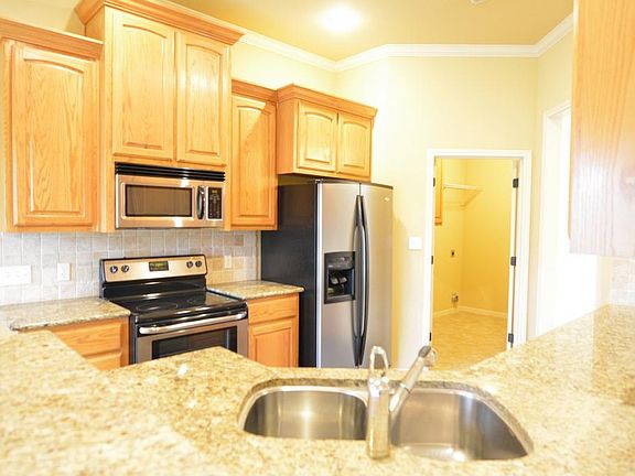 5th image of 704 Marshall Dr