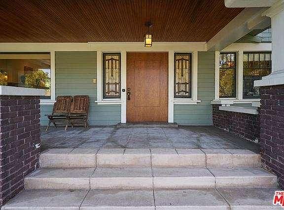 3rd image of 209 S Wilton Pl