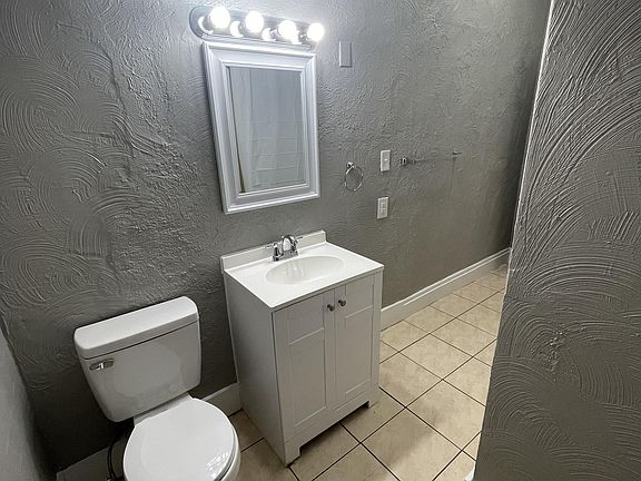 5th image of 528 Turney St #1