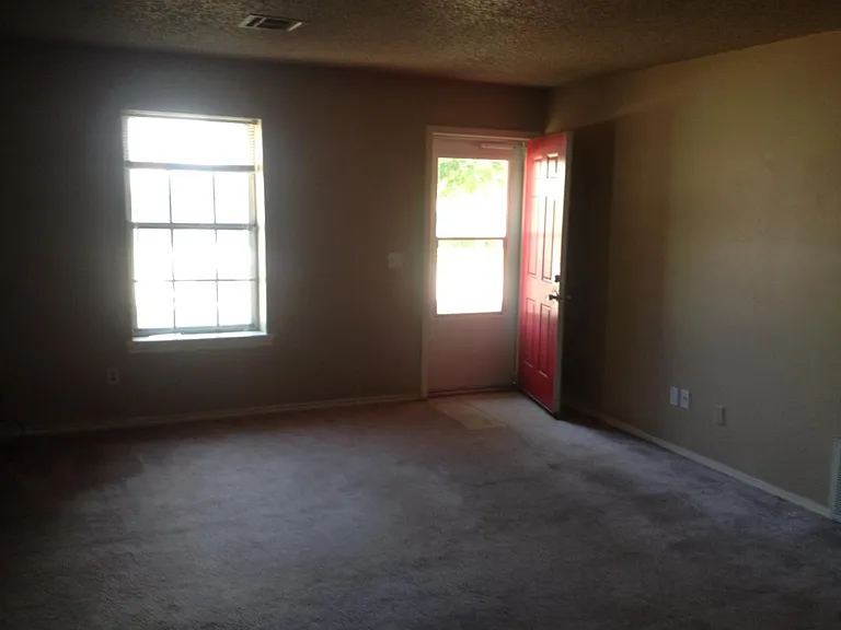 1400 Thompson Dr — Photo 4