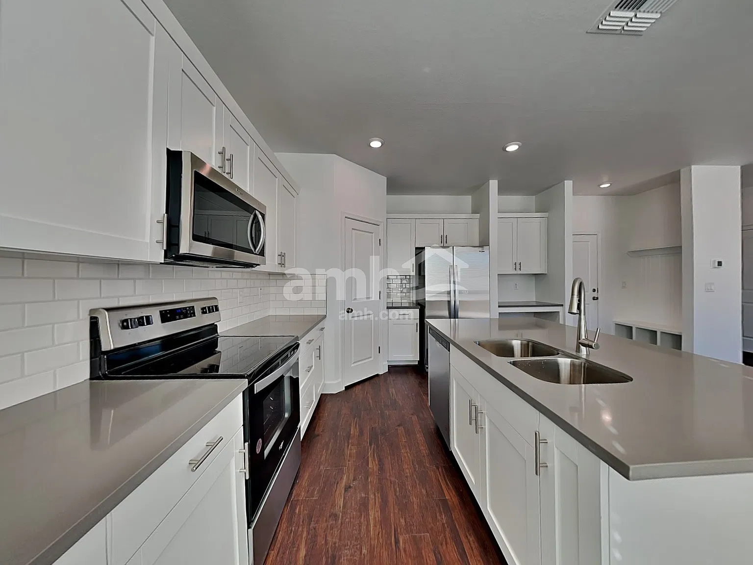 4 bed, 2.5 bath, 2013 sqft, $2,240 — Photo 3