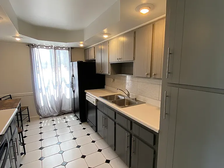7601 Byron Ave — Photo 8