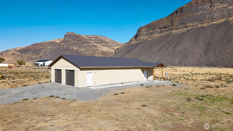 2nd image of 1050 Palisades Road