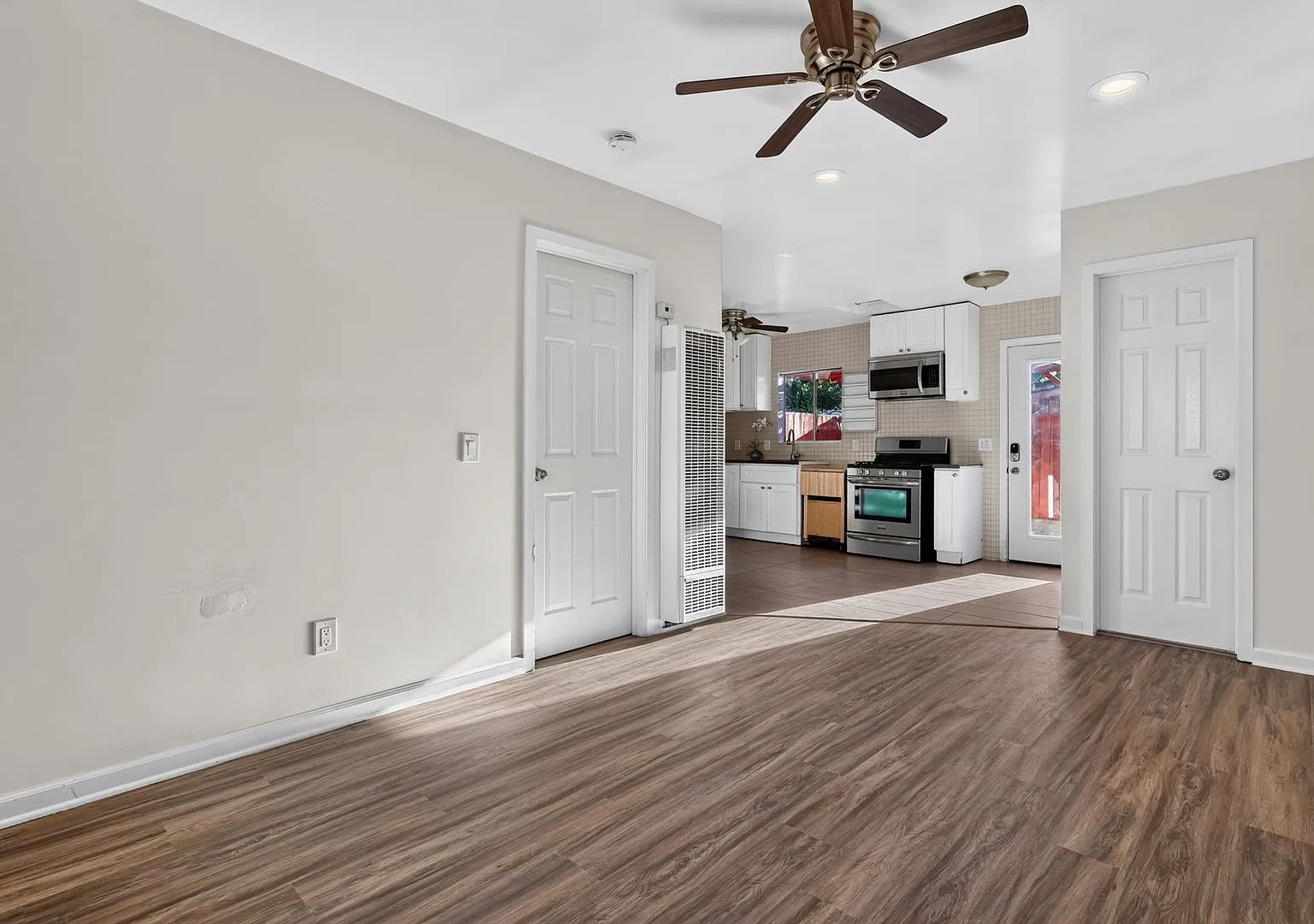 4833 1/2 Lantana Dr — Photo 2