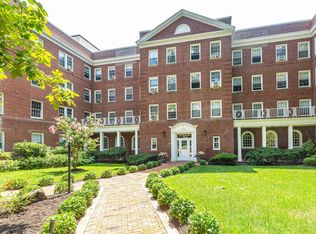 90 Knightsbridge Rd APT 1L, Great Neck, NY 11021