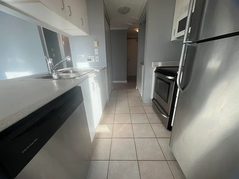 438 Seymour St #11F — Photo 10